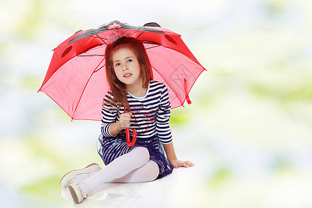 小女孩躲在雨伞下阳光幸福太阳孩子天气父母童年雨衣婴儿背景图片