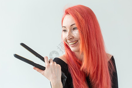 发型风格 理发师和人的概念  时髦的红头发女人 白色背景的卷铁卷发器客厅成人发型师修剪顾客工作室理发造型师沙龙图片