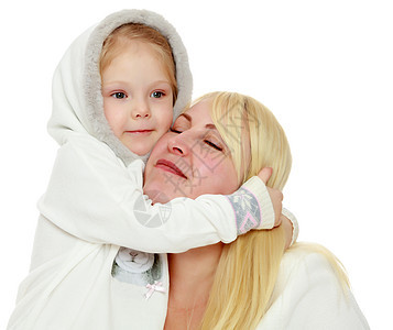 母亲和小女儿拥抱女士乐趣女性家庭妈妈孩子父母成人白色女孩图片