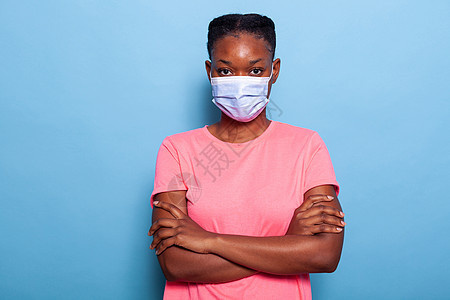 身戴保护性医疗面罩的非洲美籍学生肖像流感面具安全药品预防青少年蓝色传染性外科封锁图片