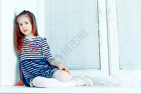 坐在窗边的可怜小女孩白色创造力女孩窗台童年幸福房子调子头发房间图片