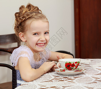 可爱的小女孩在旧桌边喝茶女性孩子派对坡度婴儿杯子童年幸福青年微笑图片