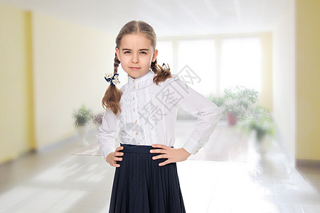 一个穿白裙子的小女孩 和一条深色裙子学校女士知识公文包俱乐部童年教育学习背包窗户图片