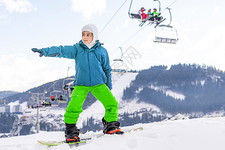 快乐笑笑的小女孩 在冬季户外滑雪板季节运动单板笑脸青少年学生喜悦闲暇乐趣微笑图片