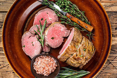 生锈的盘子上的牛肉片肉 上面有盐 背景牛扒桌子鱼片红色午餐香料炙烤黑色食物迷迭香图片