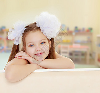 美丽的小女孩 头戴白弓的美女孩子创造力女孩白色托儿所乐趣微笑地面玩具童年图片