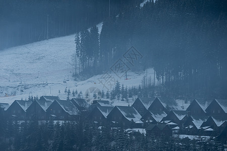 带牧羊人房屋的冬季山峰全景 喀尔巴阡山脉 乌克兰 欧洲天气高山环境爬坡季节太阳森林薄雾房子木头图片