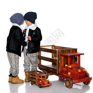 两个小男孩玩木制汽车玩具乐趣儿童铁路地面教育婴儿房间童年家庭图片