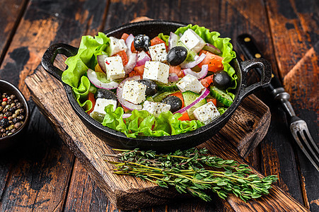 希腊沙拉配有新鲜蔬菜和奶酪 深木本背景 顶层视图午餐胡椒黄瓜盘子洋葱烹饪红色沙拉绿色食物图片