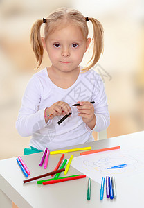 女孩用标记画画玩具教育创造力童年孩子们微笑儿童幼儿园铅笔托儿所图片