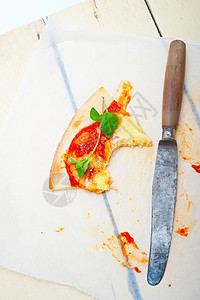 意大利披萨玛格丽塔脆皮午餐面团草药桌子食物美食木板蔬菜小吃背景图片