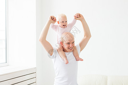 父亲身份和家庭观念  父亲和蹒跚学步的小婴儿在家里玩耍肩膀男人孩子后代开支爸爸成人父母公寓拉丁图片