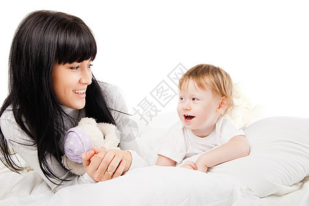 母亲带着婴儿玩耍和笑着微笑的母亲幸福童年乐趣喜悦压痛享受女士父母女孩卧室图片