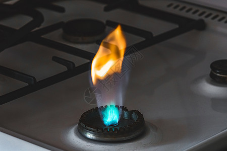 煤气炉上一个洞里的火焰燃煤器 特制蓝色化石厨房危险活力烧伤警告金属器具甲烷图片