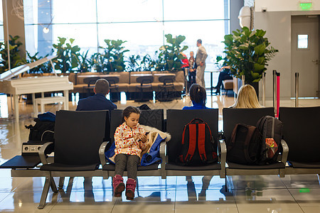 机场可爱的黑发美女小女孩飞机游客女士运输航空公司女性空气闲暇大厅旅行图片