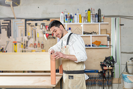 小型公司 家具生产 商业和人的概念-在工厂工作的人图片