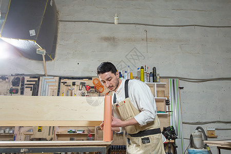 小型公司 家具和工人概念  在家具厂工作的英俊年轻人男人制作者木材作坊工艺工具手套生产工业风镜图片