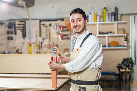 小型公司 家具和工人概念  在家具厂工作的英俊年轻人木工工作服职业生产工厂制造业木匠工艺男人风镜图片