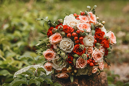新娘的婚礼花束与鲜花玫瑰合着 在露天密闭中图片