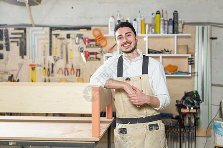 家具厂 小型公司 经营理念  家具生产中的男工工艺木匠手套橱柜工作围裙艺人桌面木材木工图片