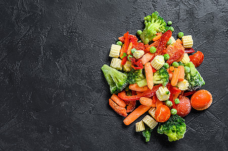 冷冻的冷切片 蔬菜 西兰花 甜辣椒 番茄 胡萝卜 豆和玉米 黑色背景 顶层视图白色营养红色烹饪食物绿色胡椒沙拉图片