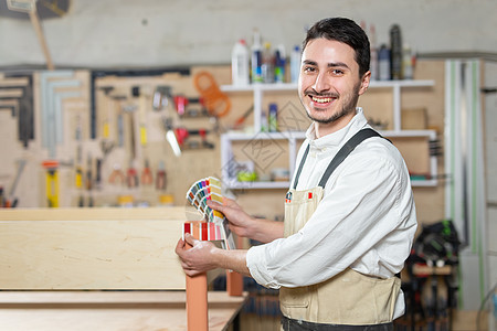 小型公司 家具和工人概念  在家具厂工作的英俊年轻人职业木匠工作服制作者安全技术木材木工制造业工具图片