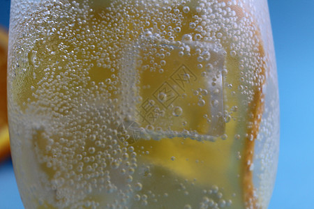 柠檬水在冰和橙的玻璃杯中离异非常接近饮料液体食物薄荷玻璃水果宏观补品苏打柠檬图片
