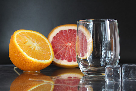 一杯冰杯中的柠檬水和黑底的果子橙色葡萄汁 夏季饮料 柠檬水果汁液体石匠食物茶点健康木头薄荷玻璃稻草图片