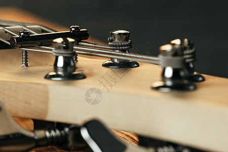 配有深底背景调音器的吉他头牌指板音栓音乐木头细绳钉头坚果乐器图片