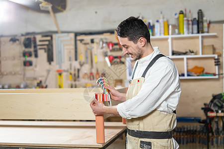 小型公司 家具和工人概念  在家具厂工作的英俊年轻人技术工厂工具齿轮工作服风镜工艺机器制作者男人图片