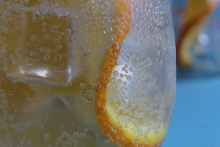 柠檬水在冰和橙的玻璃杯中离异非常接近食物宏观补品气泡玻璃柠檬叶子液体饮料苏打图片