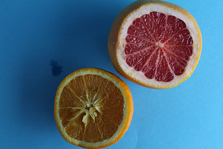 蓝色背景上一半的葡萄水果和橙色 从 Flatley 上方查看图片