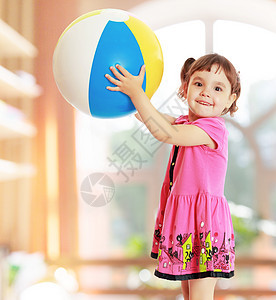 带着球的女孩转过身去教育微笑孩子们乐趣幼儿园托儿所生活学校童年孩子图片