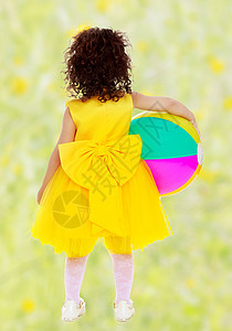 女孩玩球的小女孩孩子托儿所学校卷曲乐趣婴儿童年玩具地面白色图片