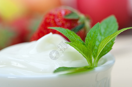 希腊有机酸奶和草莓饮食宏观勺子甜点乳制品奶制品乡村浆果木头奶油图片