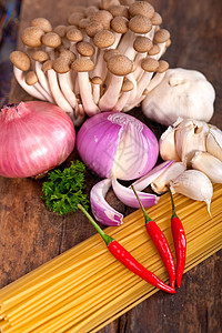 意大利意大利面食和蘑菇酱配料午餐面条蔬菜食物辣椒食谱美食养分厨房木头图片