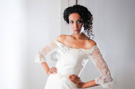 年轻黑人女子 时装模特 穿着婚纱发型头发化妆品身体女孩裙子古铜色婚礼设计师黑发图片