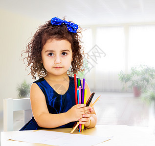 小女孩用铅笔在桌子上画画玩具婴儿绘画学校幼儿园女孩教育孩子们卷曲白色图片