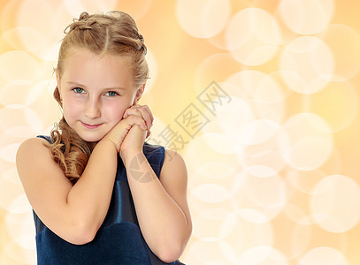 穿蓝裙子的漂亮小女孩  是的微笑乐趣童年圆圈喜悦孩子们时尚冒充棕色金子图片
