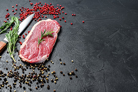 脱衣 脱边牛排或新纽约 生牛肉 黑色背景 顶视图 复制空间图片