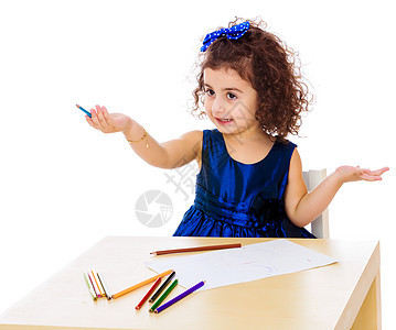 小女孩用铅笔在桌子上画画玩具孩子们学校地面女孩儿童婴儿教育乐趣房间图片