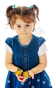 小女孩握在一只大蝴蝶的手里流感鼻子孩子药品女性卫生发烧哮喘保健组织图片