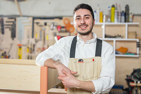 家具厂 小型公司 经营理念  家具生产中的男工木头统治者手套工作机器工人男性橱柜工匠桌面图片