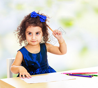 小女孩用铅笔在桌子上画画孩子房间地面学校孩子们童年幼儿园女孩绘画托儿所图片