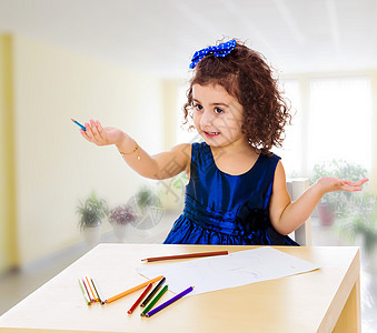 小女孩用铅笔在桌子上画画教育白色儿童托儿所幼儿园绘画房间学校乐趣地面图片