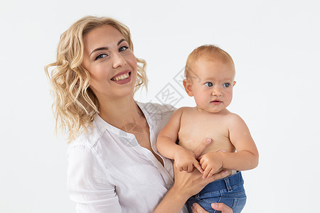 童年 母亲和家庭概念     纵向幸福母亲怀着婴儿投标父母妈妈压痛感情微笑母性快乐婴儿期孩子图片