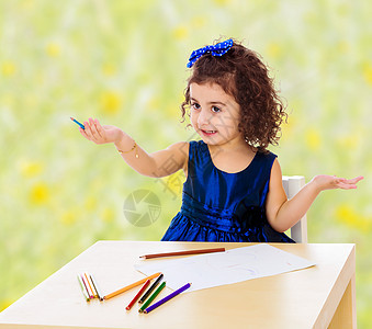 小女孩用铅笔在桌子上画画乐趣孩子们童年房间婴儿幼儿园教育女孩孩子绘画图片