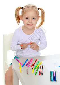女孩用标记画画床单创造力铅笔地面孩子们乐趣白色孩子绘画玩具图片