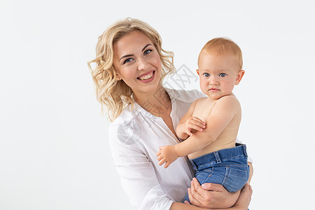 童年 母亲和家庭概念     纵向幸福母亲怀着婴儿享受生活孩子拥抱微笑父母妈妈婴儿期投标乐趣图片