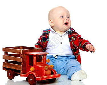 有个小男孩在玩玩具车司机金发幸福快乐扳手机器轮子轿车运输出租车图片